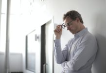 Cum ne raportăm la stres? angajat stresat